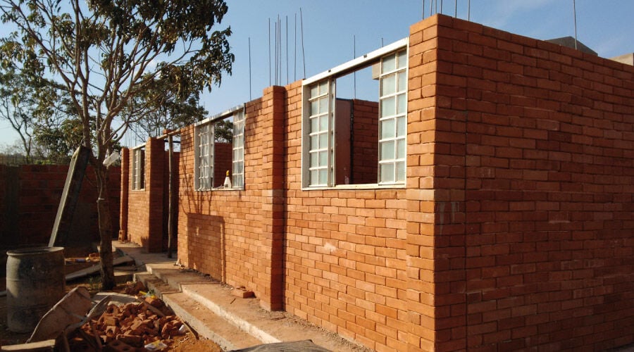 Construção de casa utilizando tijolos ecológicos.